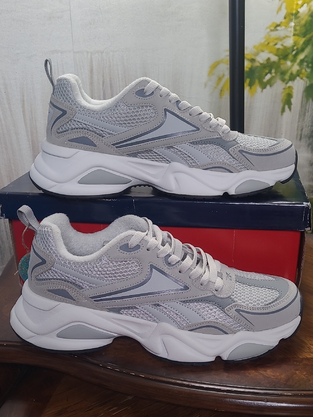 New in box! Reebok Charge Mens 8.5 White and Light Gray Athletic Run Sneakers